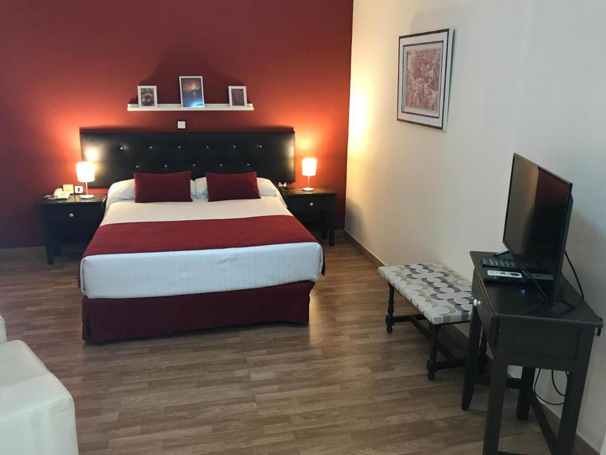 Hotel Jm Jardin De La Reina Guillena Eksteriør billede