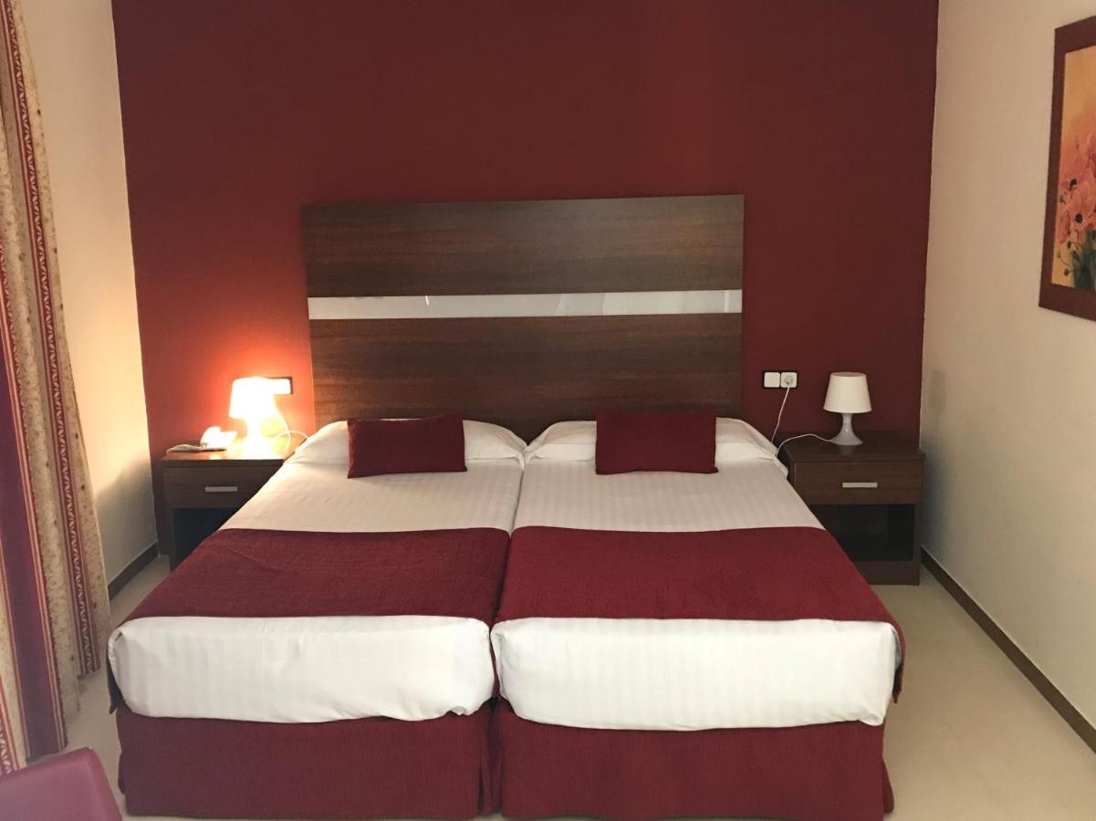 Hotel Jm Jardin De La Reina Guillena Eksteriør billede