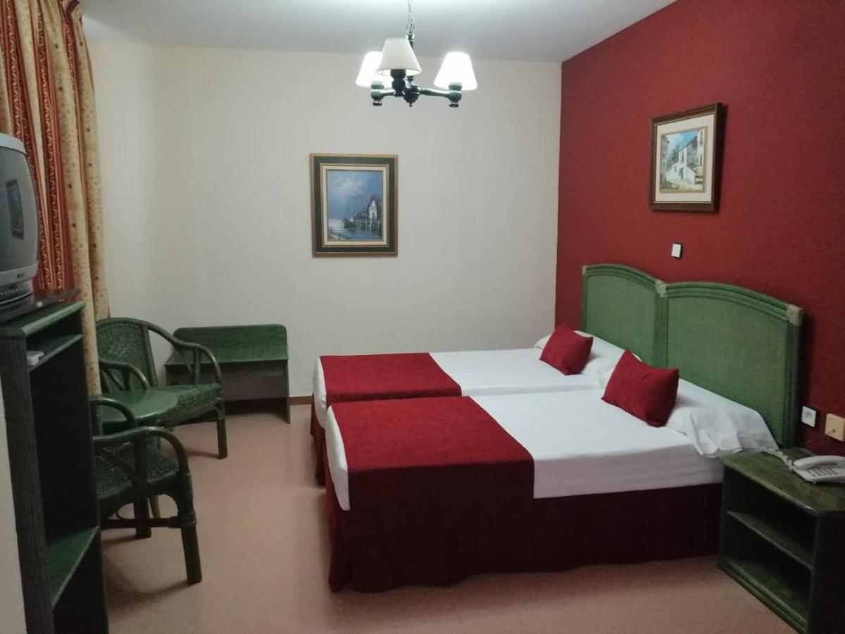 Hotel Jm Jardin De La Reina Guillena Eksteriør billede