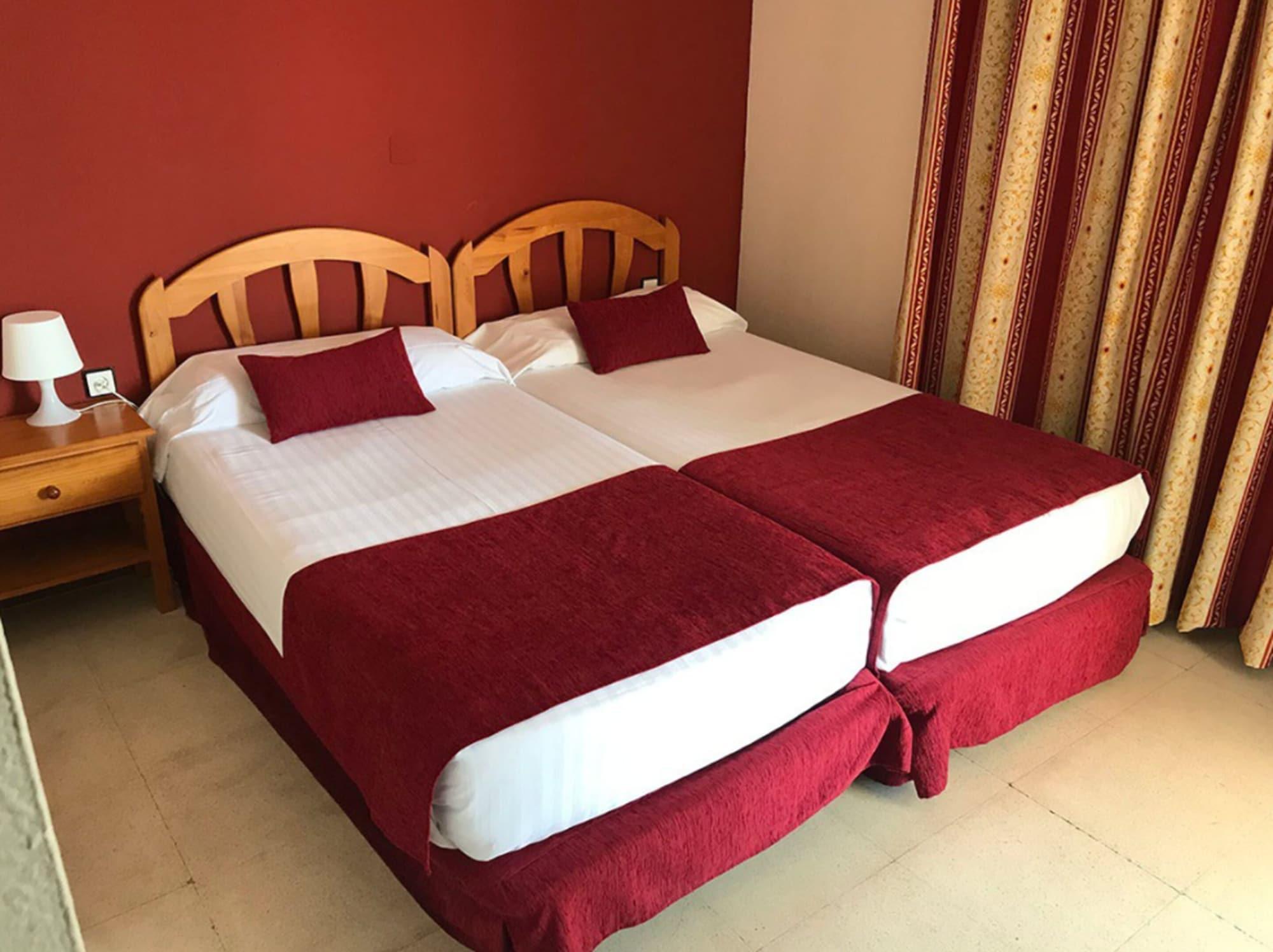 Hotel Jm Jardin De La Reina Guillena Eksteriør billede