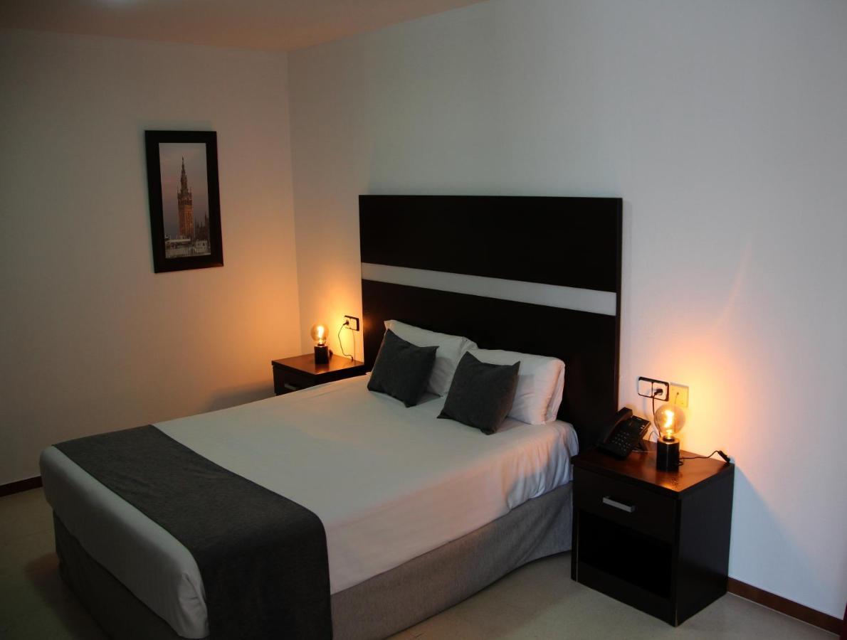 Hotel Jm Jardin De La Reina Guillena Eksteriør billede